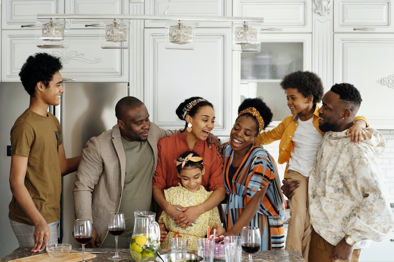 Família de pessoas negras na cozinha.
