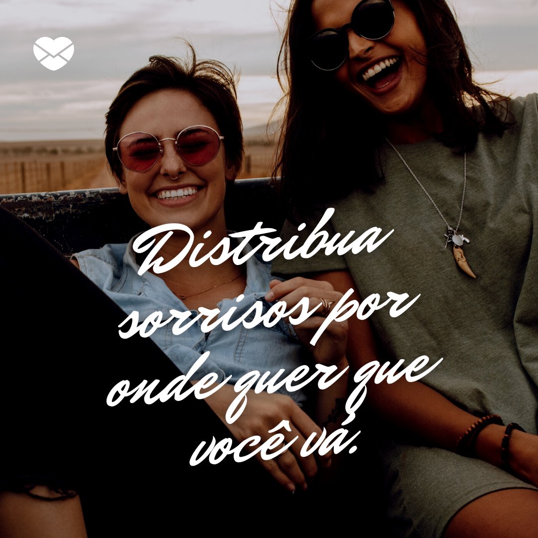 Jacob Lund / Canva / Mensagens Com Amor 'Distribua sorrisos por onde quer que você vá.' - Mensagem para foto sozinha