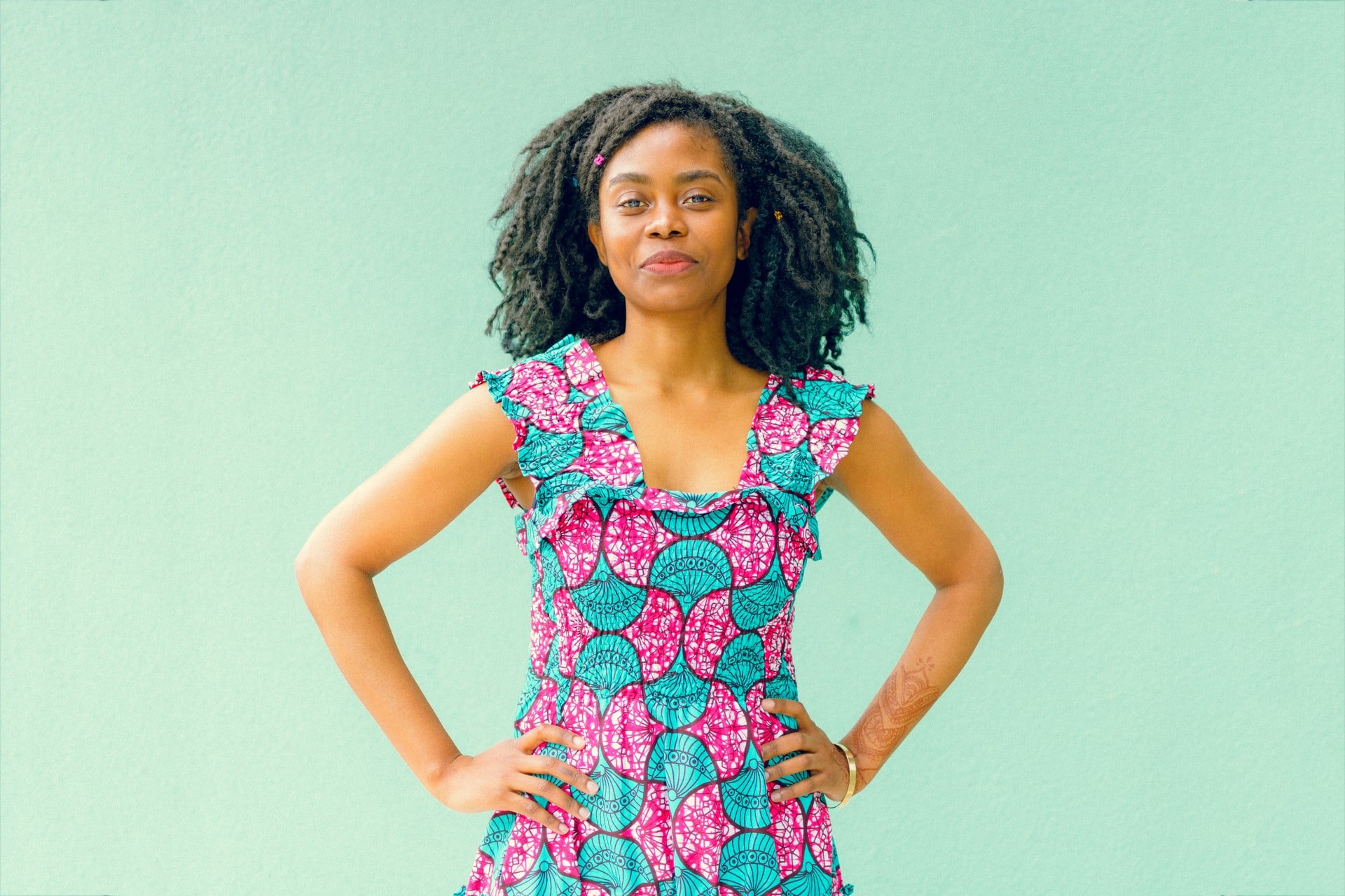 Leon Ell' / Unsplash Mulher negra com vestido colorido.