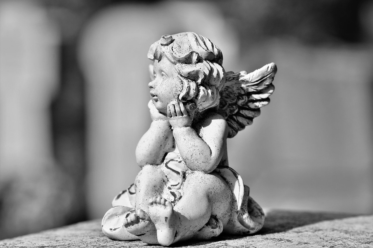 Uma escultura cinza de um anjo