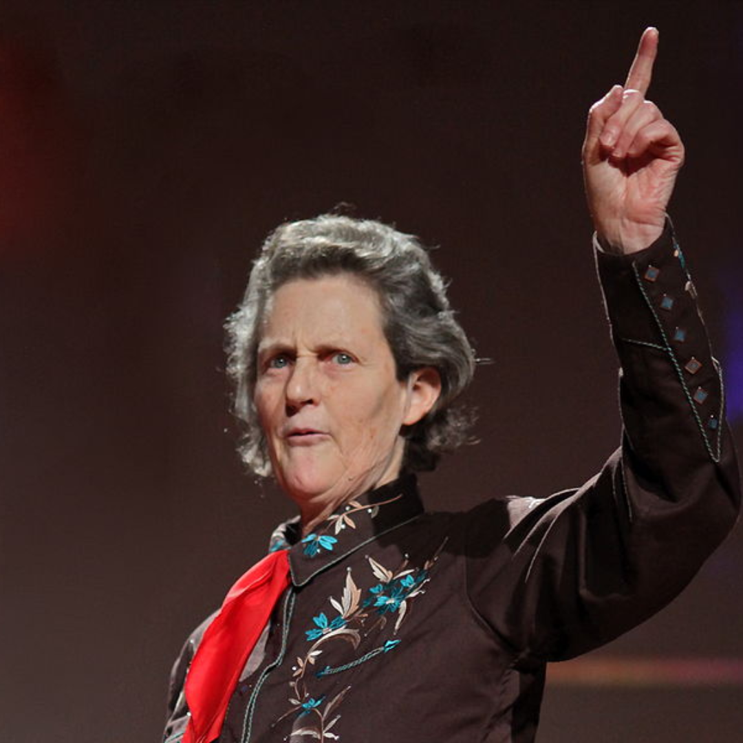 Temple Grandin com braço levantado, apontando o dedo