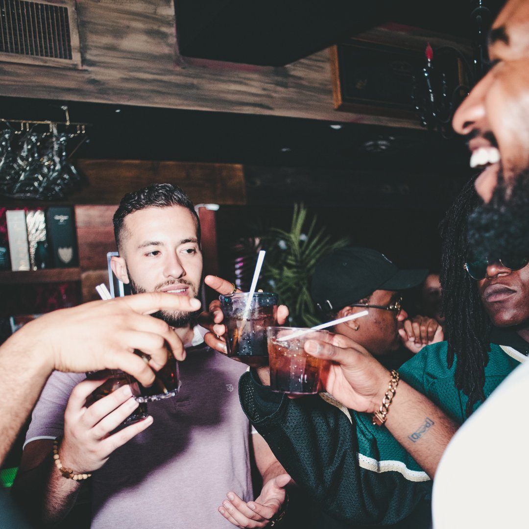 Homens bebendo em uma festa.