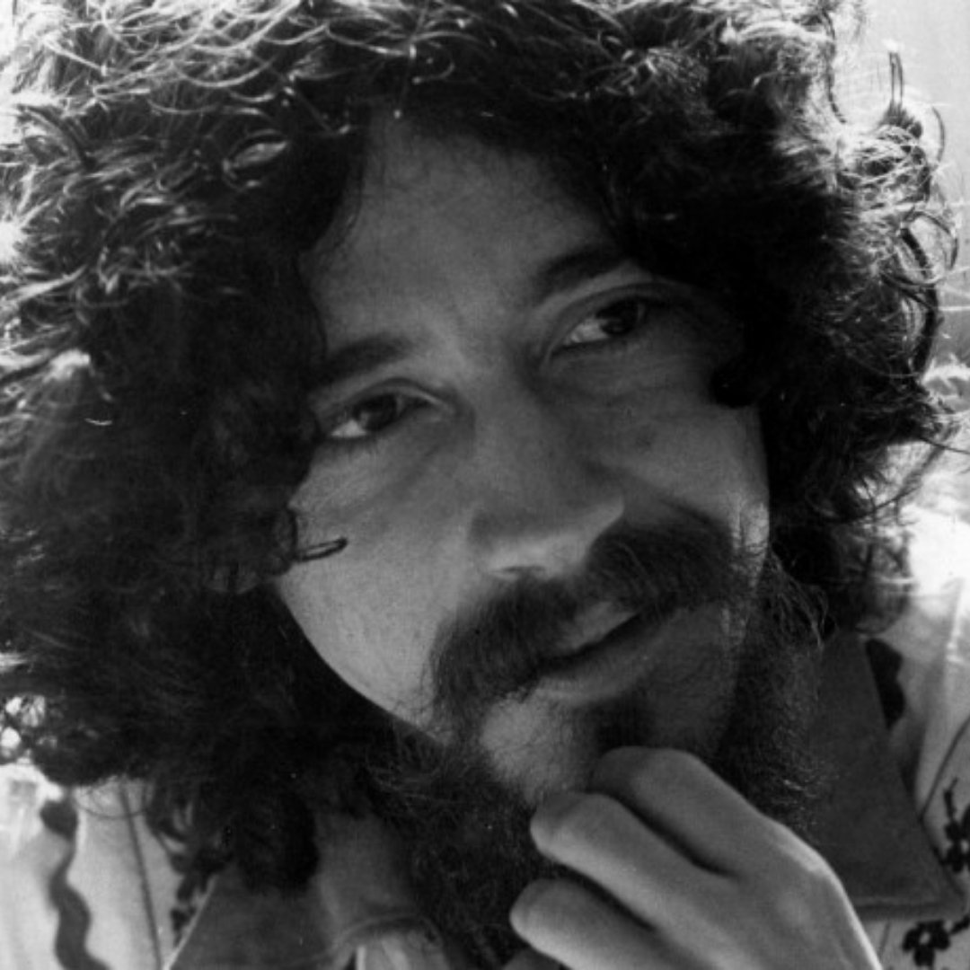 Imagem em preto e branco do cantor Raul Seixas