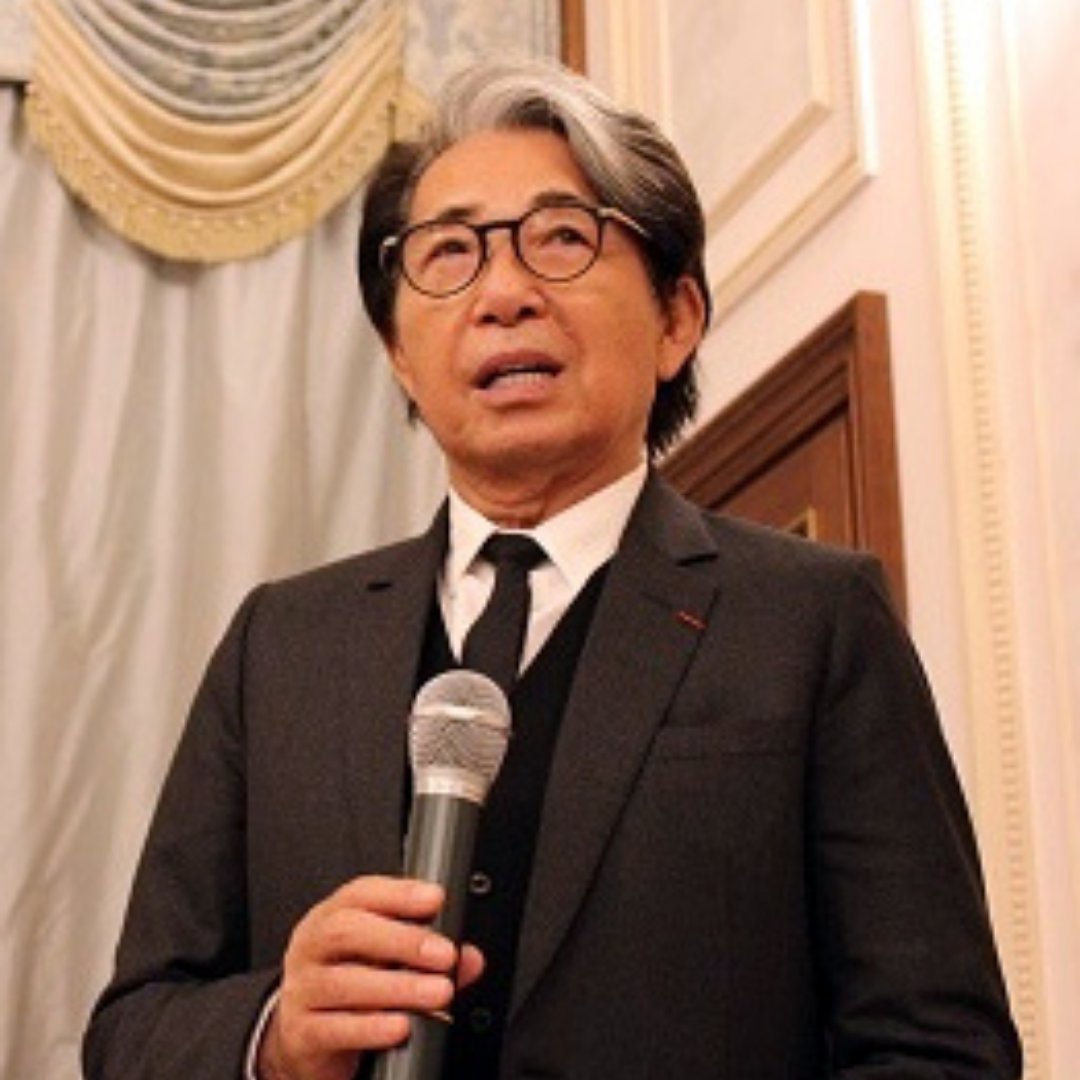 Imagem do estilista japonês Kenzo Takada falando em um microfone