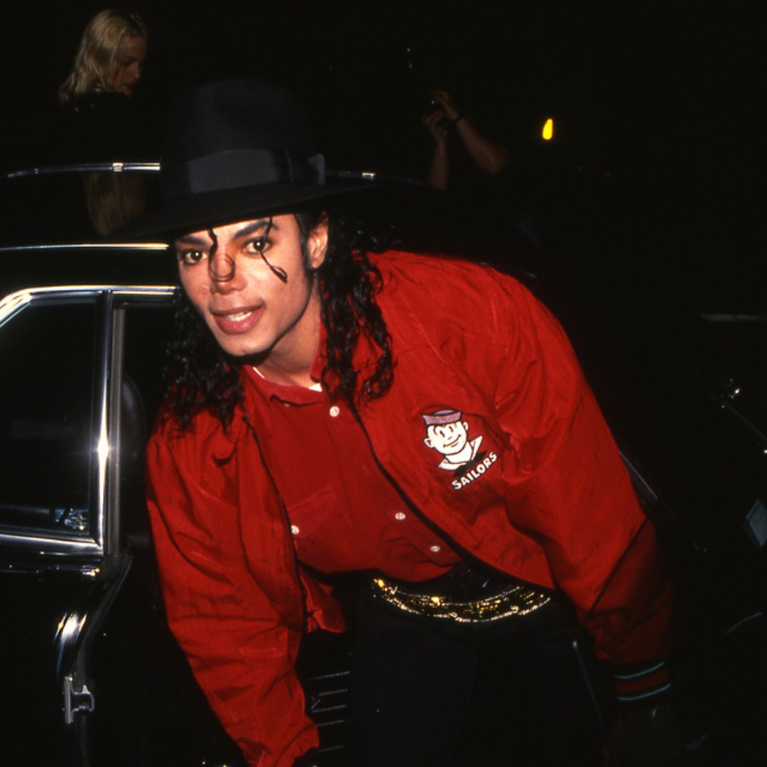 Imagem do cantor Michael Jackson saindo de um carro
