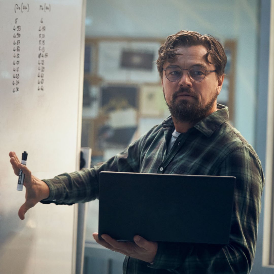 Ator Leonardo DiCaprio durante cena do filme Não Olhe Para Cima
