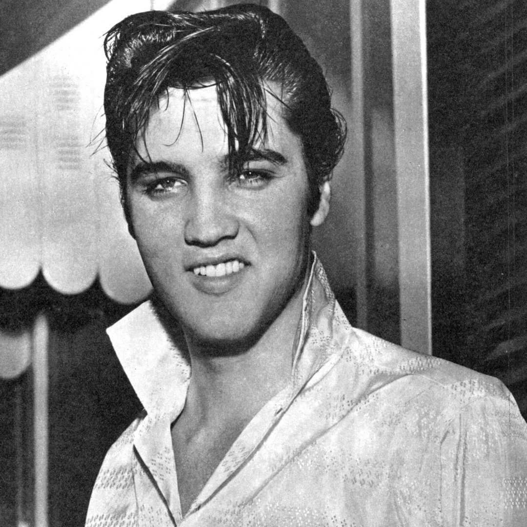 Imagem em preto e branco do cantor e compositor Elvis Presley
