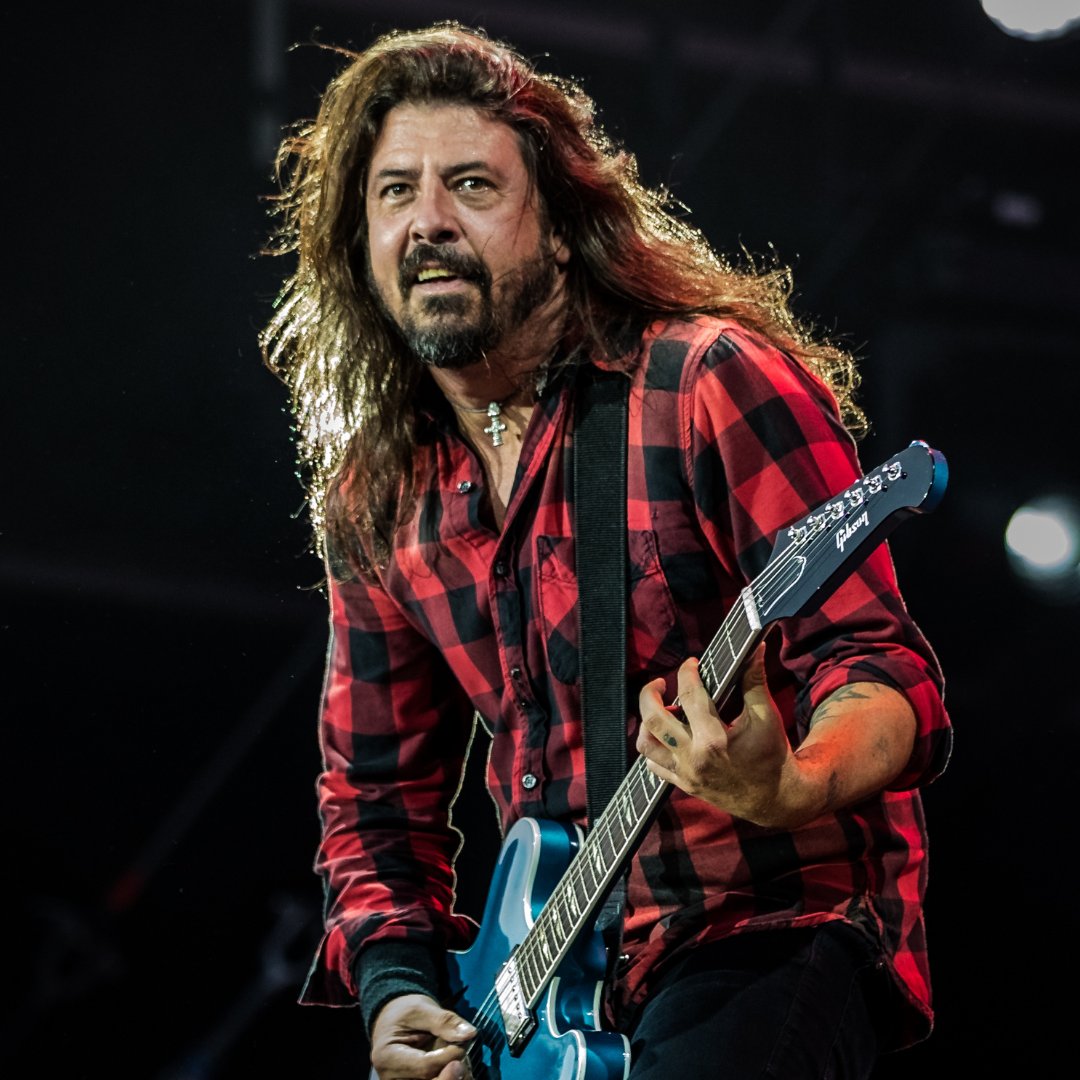 Imagem do vocalista da banda Foo Fighters, Dave Grohl, tocando guitarra em um show