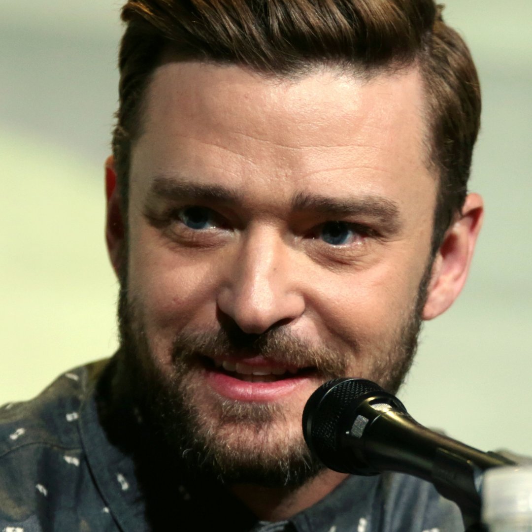 Imagem do cantor e ator Justin Timberlake falando no microfone