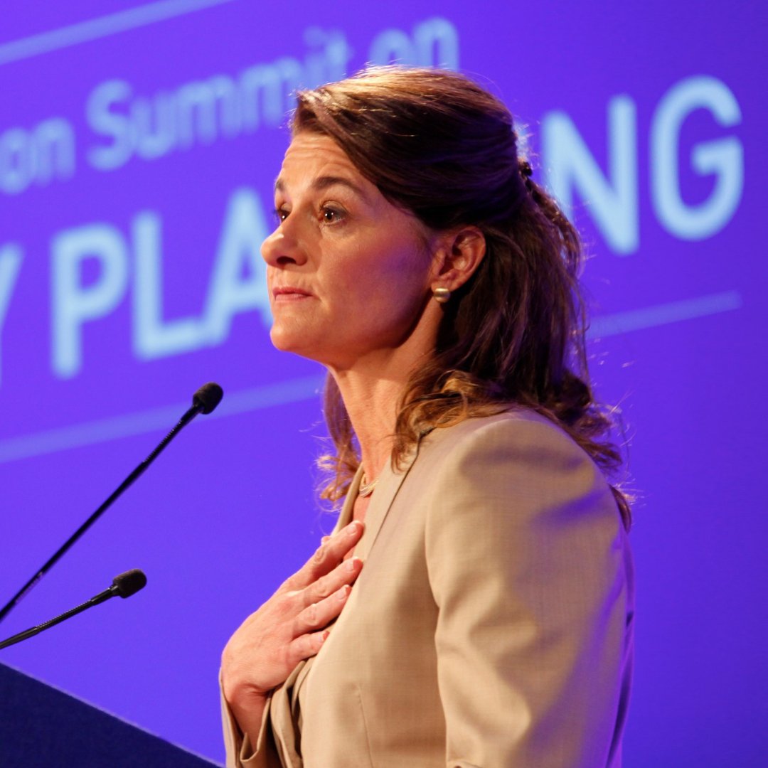 Melinda Gates discursando durante um evento em Londres.