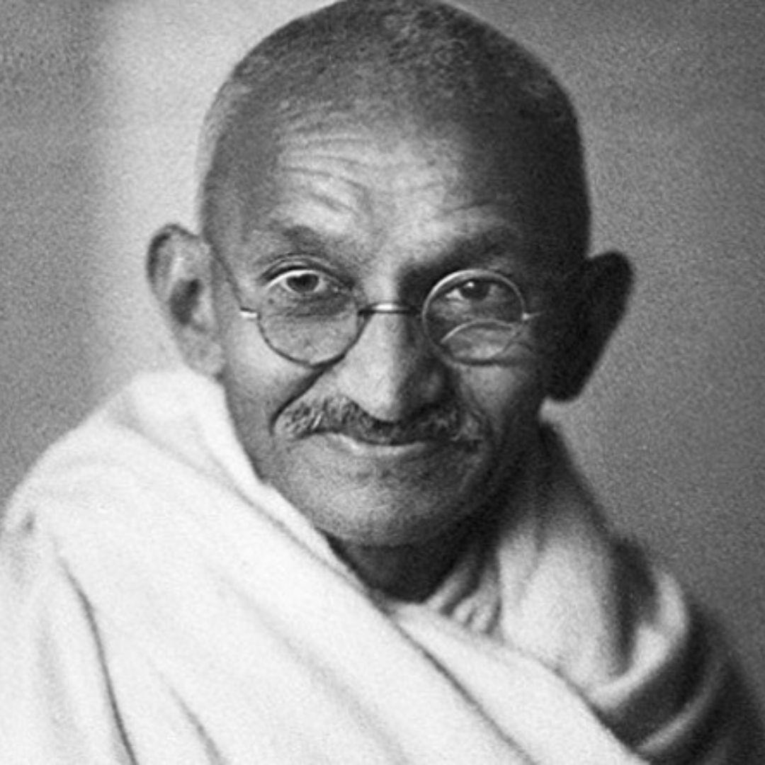 Imagem em preto e branco de Mahatma Gandhi