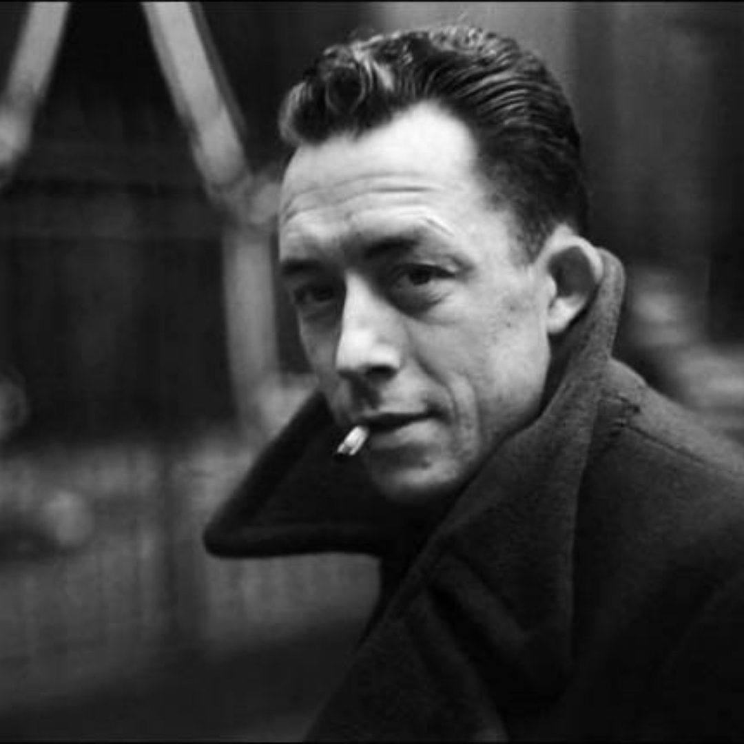 Imagem do escritor Albert Camus com um cigarro na boca
