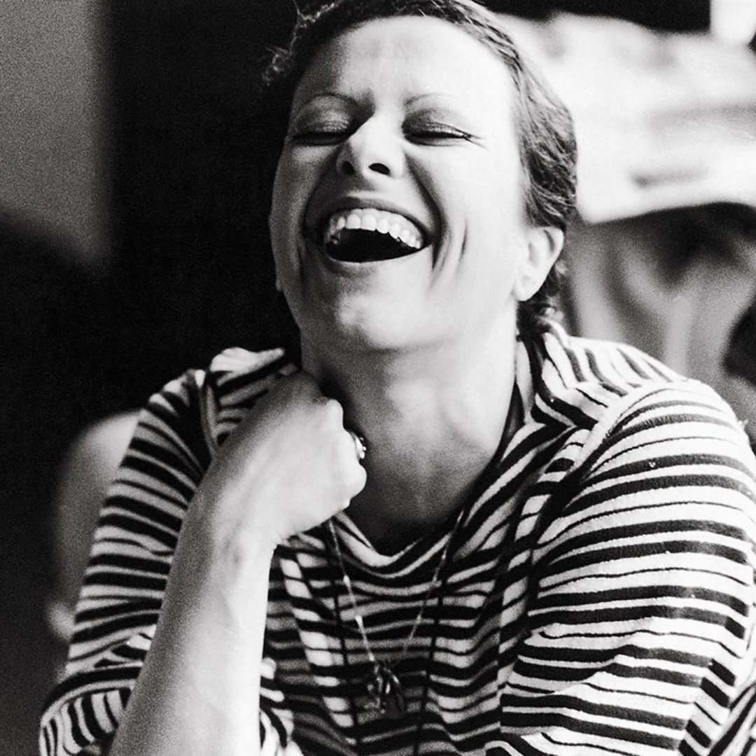 Imagem em preto e branco da cantora Elis Regina sorrindo