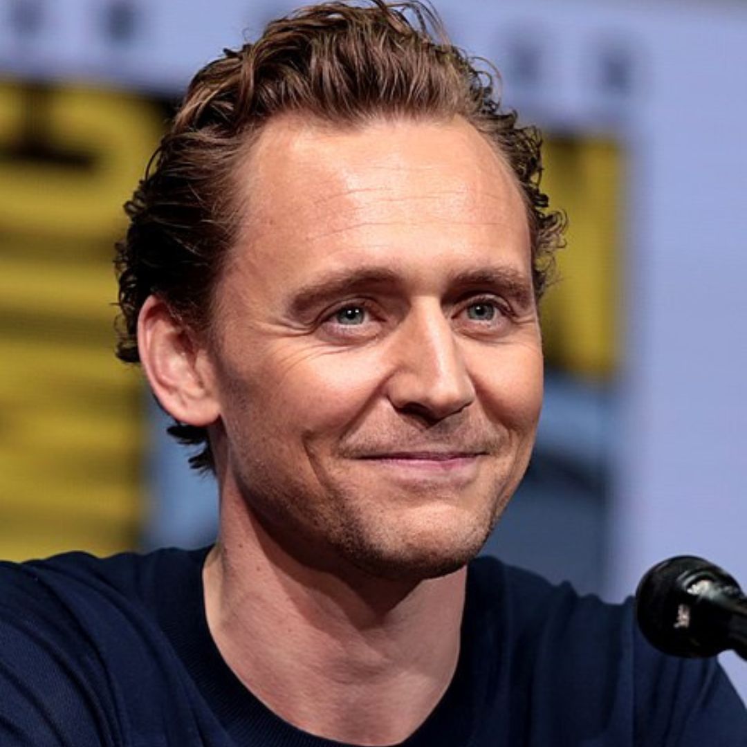 Ator Tom Hiddleston sorrindo