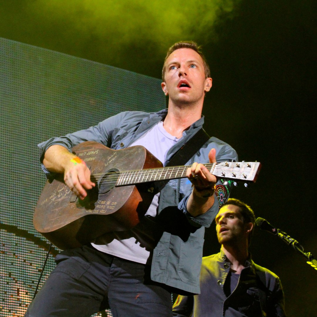 Imagem do cantor e compositor Chris Martin durante show