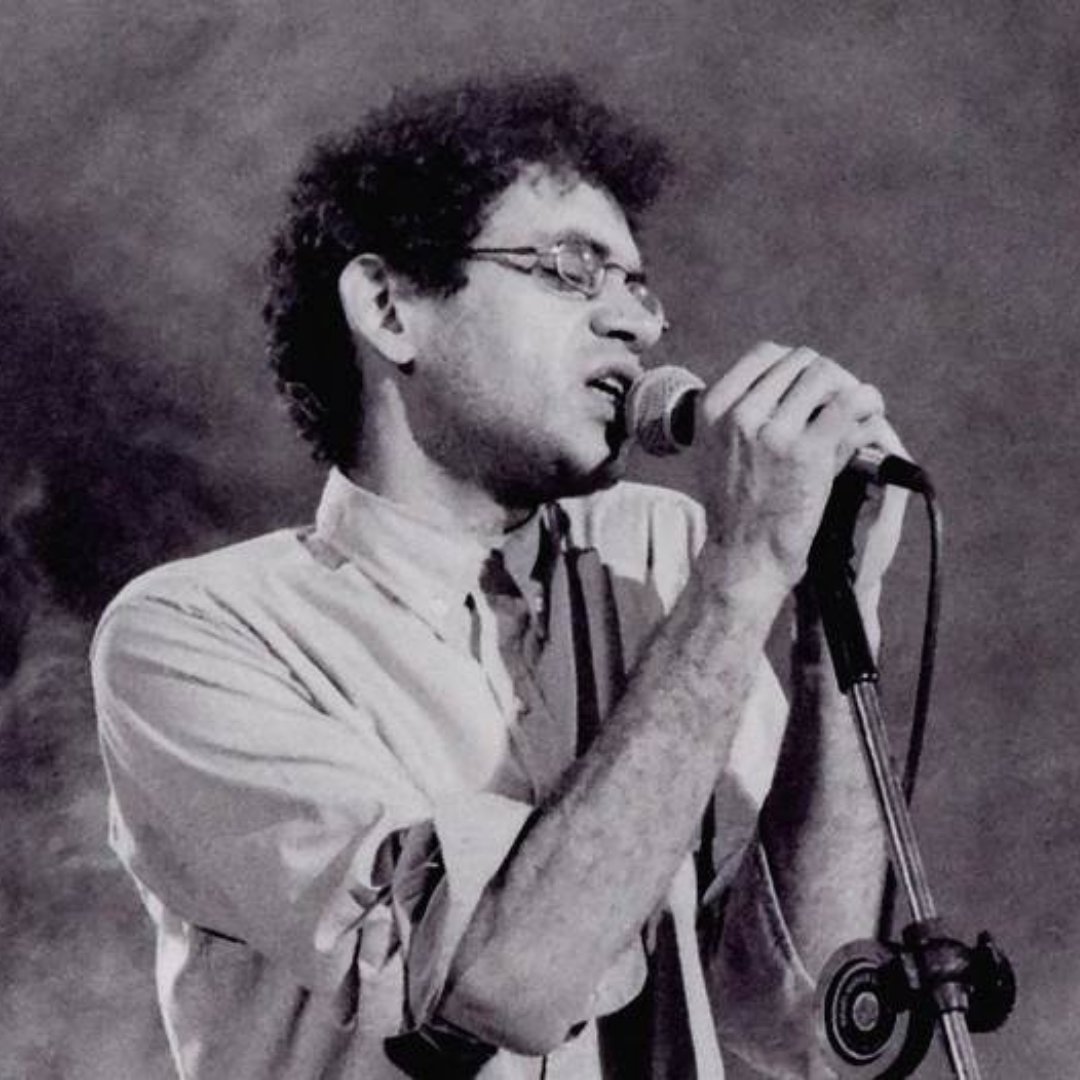 Imagem em preto e branco do cantor e compositor Renato Russo