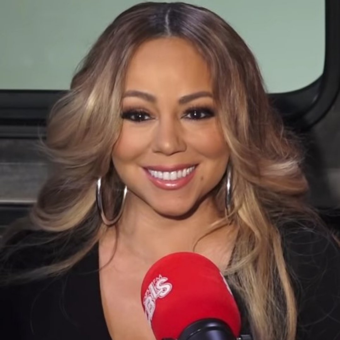 Imagem da cantora Mariah Carey sendo entrevistada