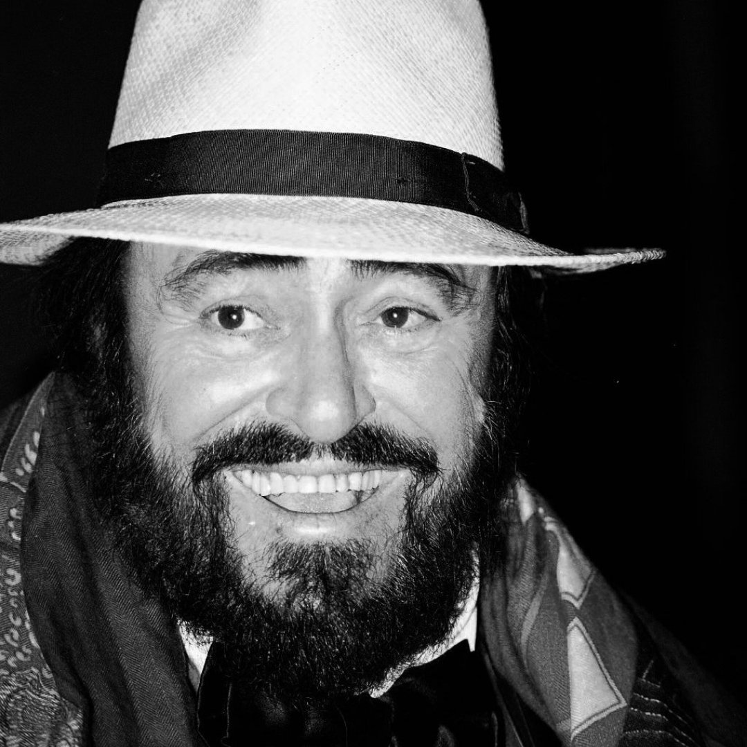 Imagem em preto e branco do tenor lírico Luciano Pavarotti