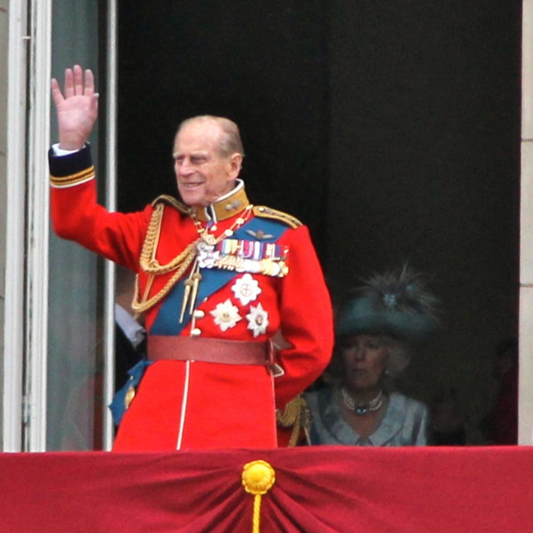 Imagem de Philip, Duque de Edimburgo, acenando para as pessoas