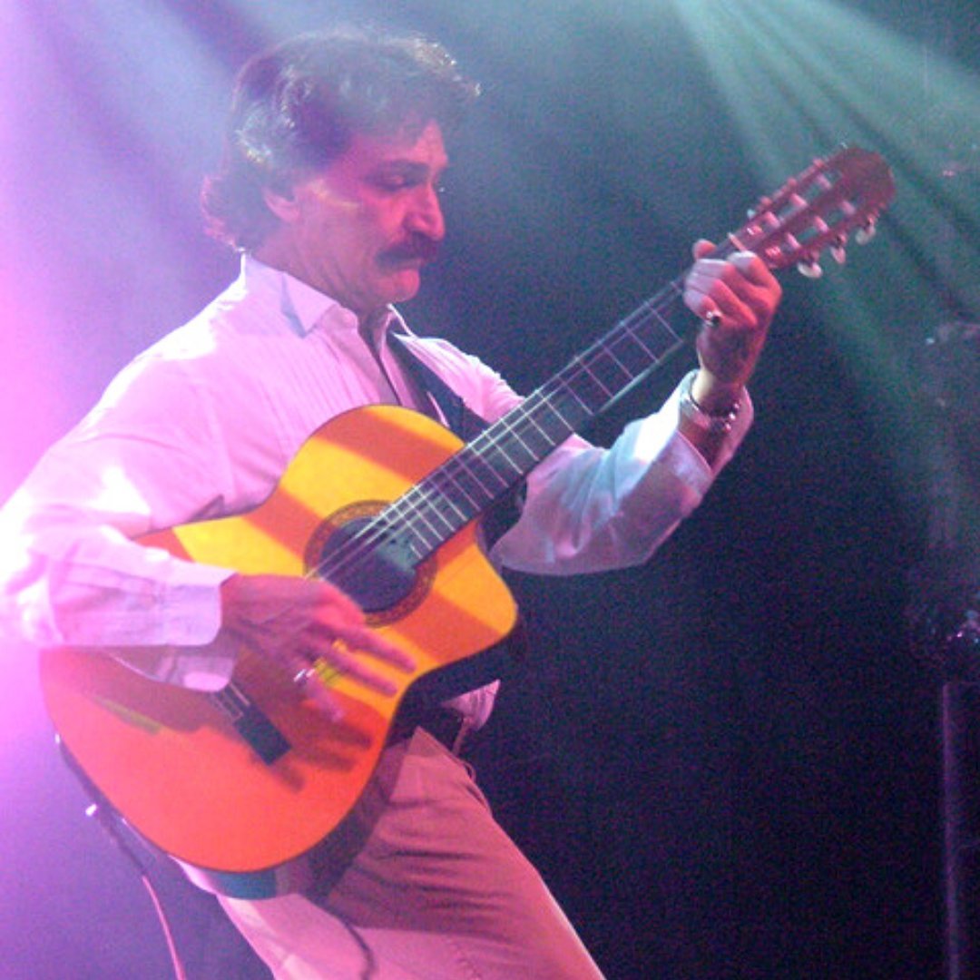Imagem do cantor Belchior tocando violão