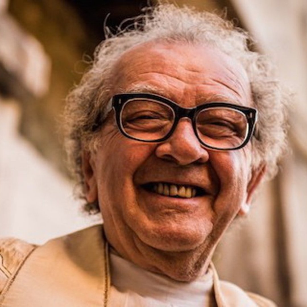 Imagem do ator Umberto Magnani sorrindo e de óculos