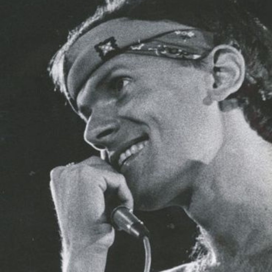 Imagem em preto e branco do cantor e compositor Cazuza durante show