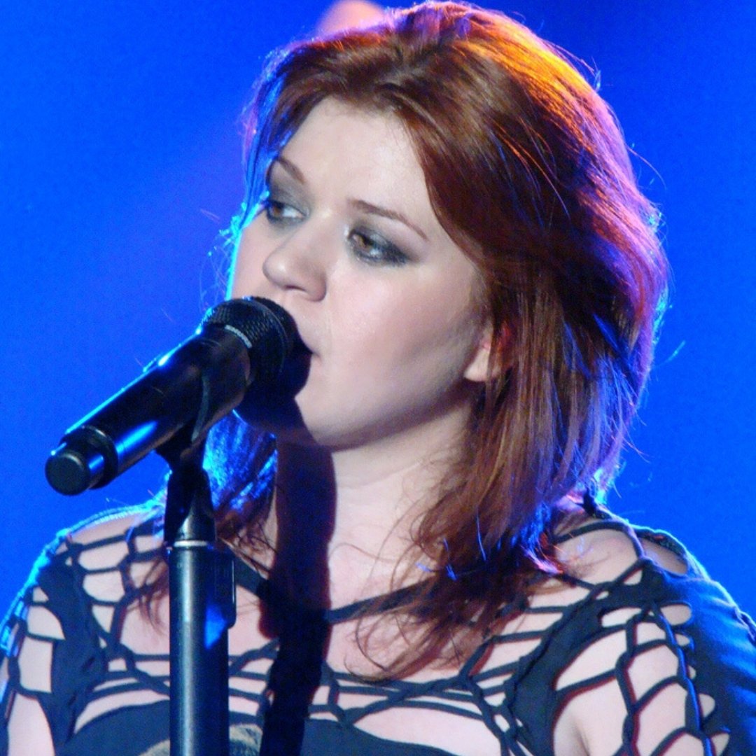 Imagem da cantora e apresentadora Kelly Clarkson cantando