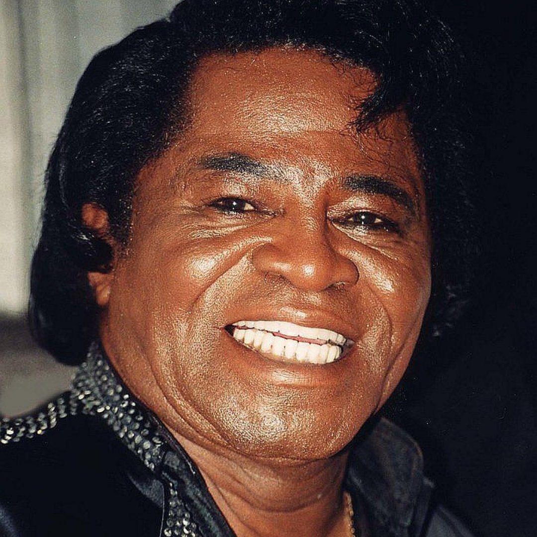 Imagem do cantor, dançarino e produtor James Brown sorrindo