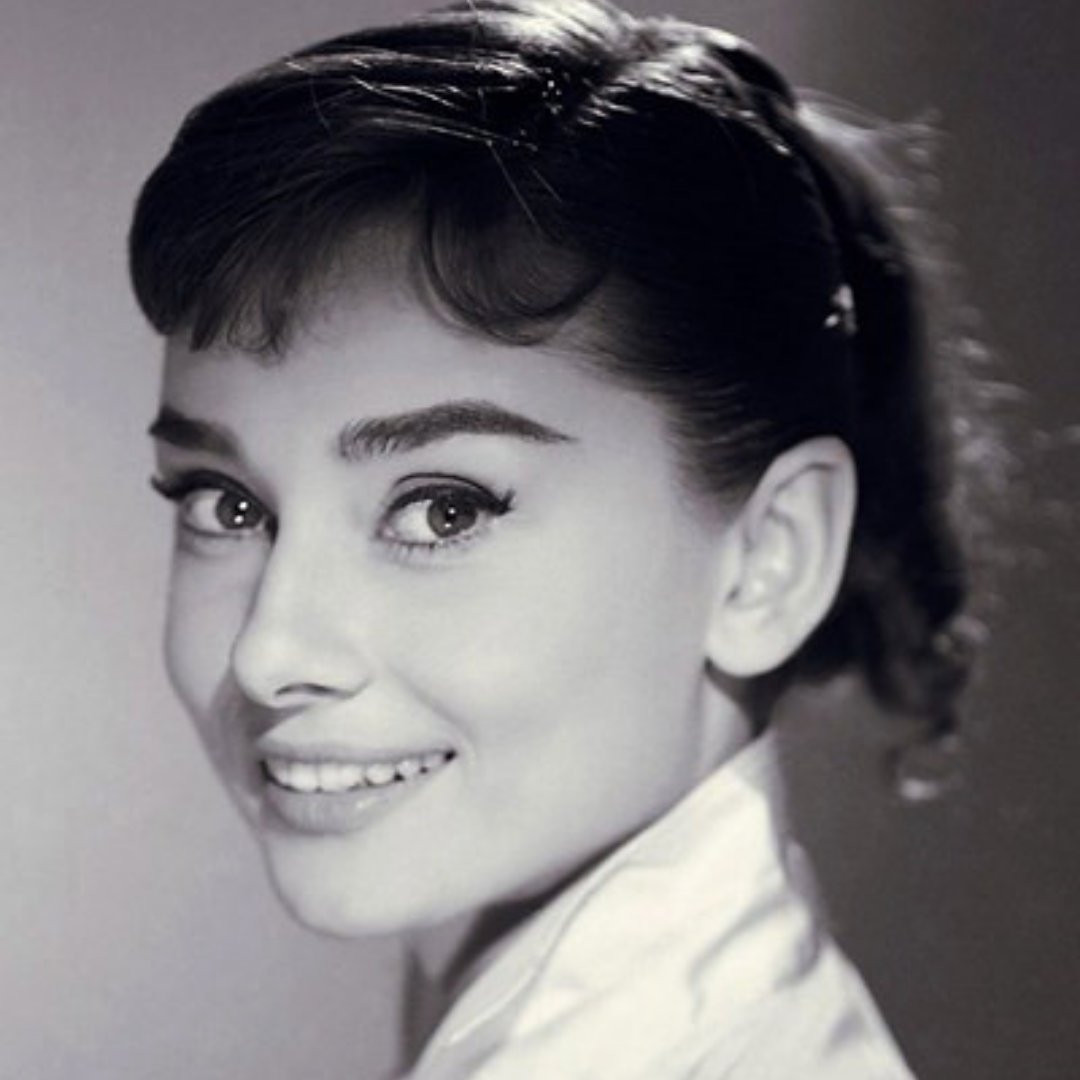Imagem em preto e branco da atriz e filantropa Audrey Hepburn