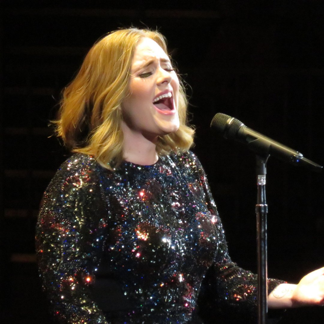 Cantora Adele cantando durante um show