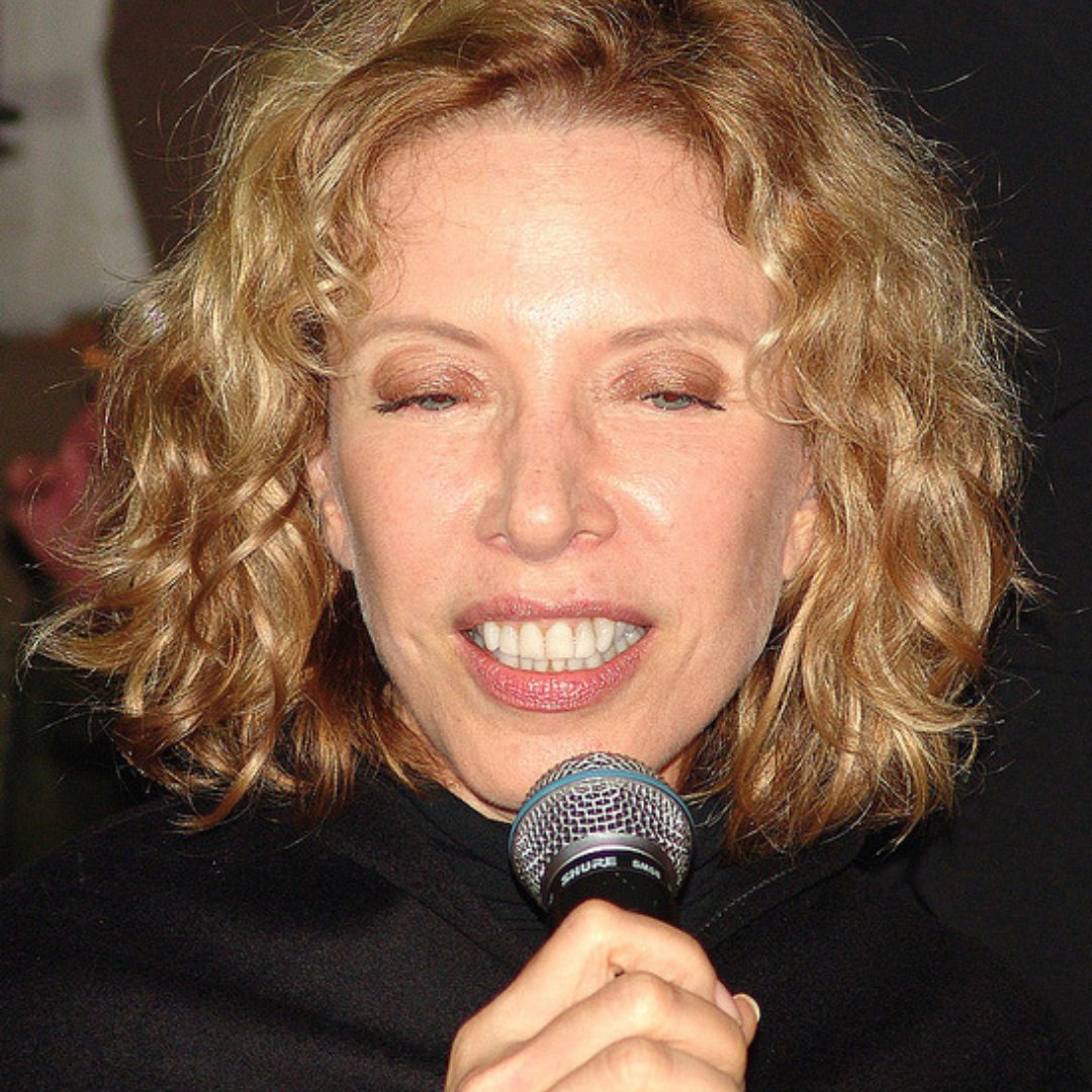 Imagem da atriz e apresentadora Marília Gabriela falando em um microfone