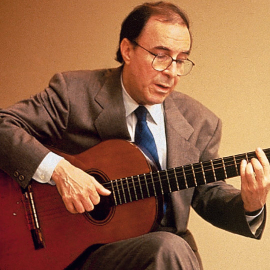 Imagem do músico e compositor João Gilberto tocando violão e cantando