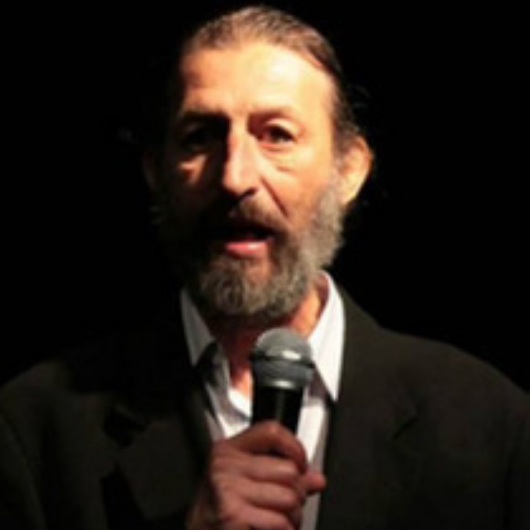 Imagem do ator André Ceccato falando em um microfone