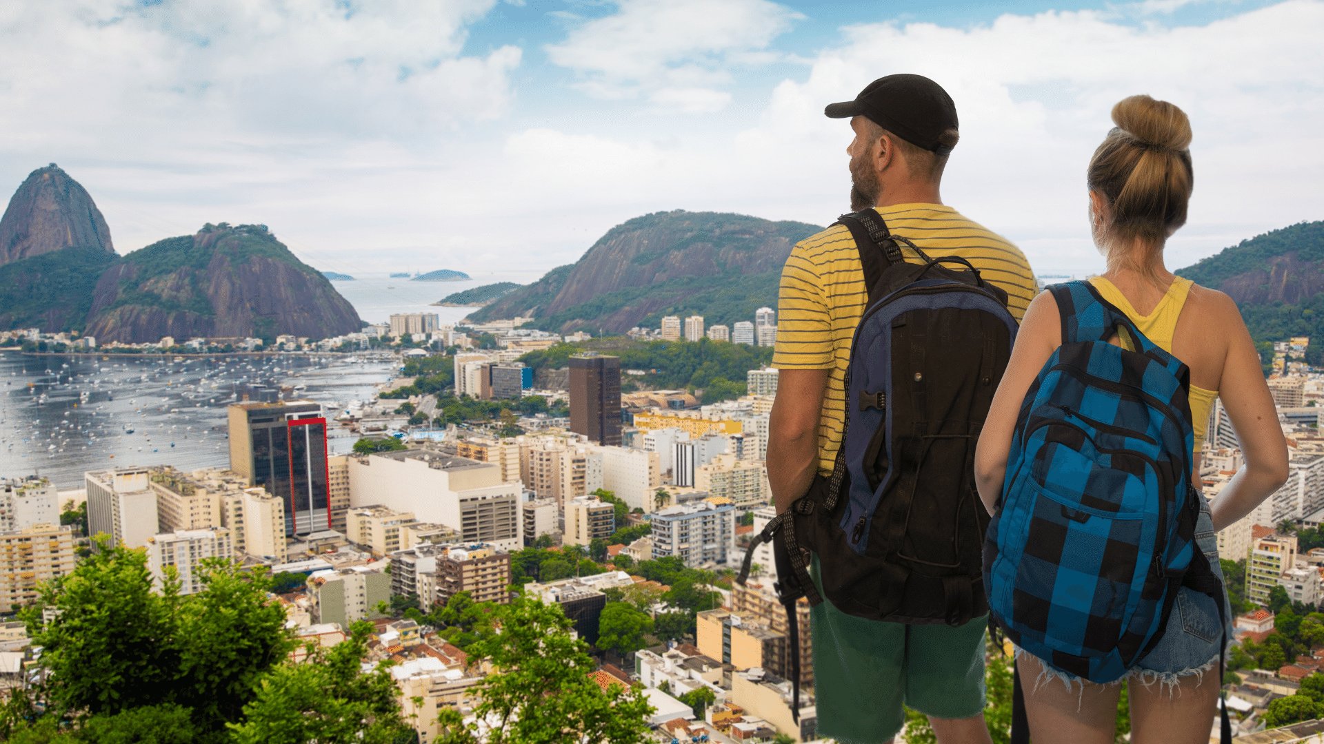 Homem e mulher olhando a paisagem do Rio de Janeiro