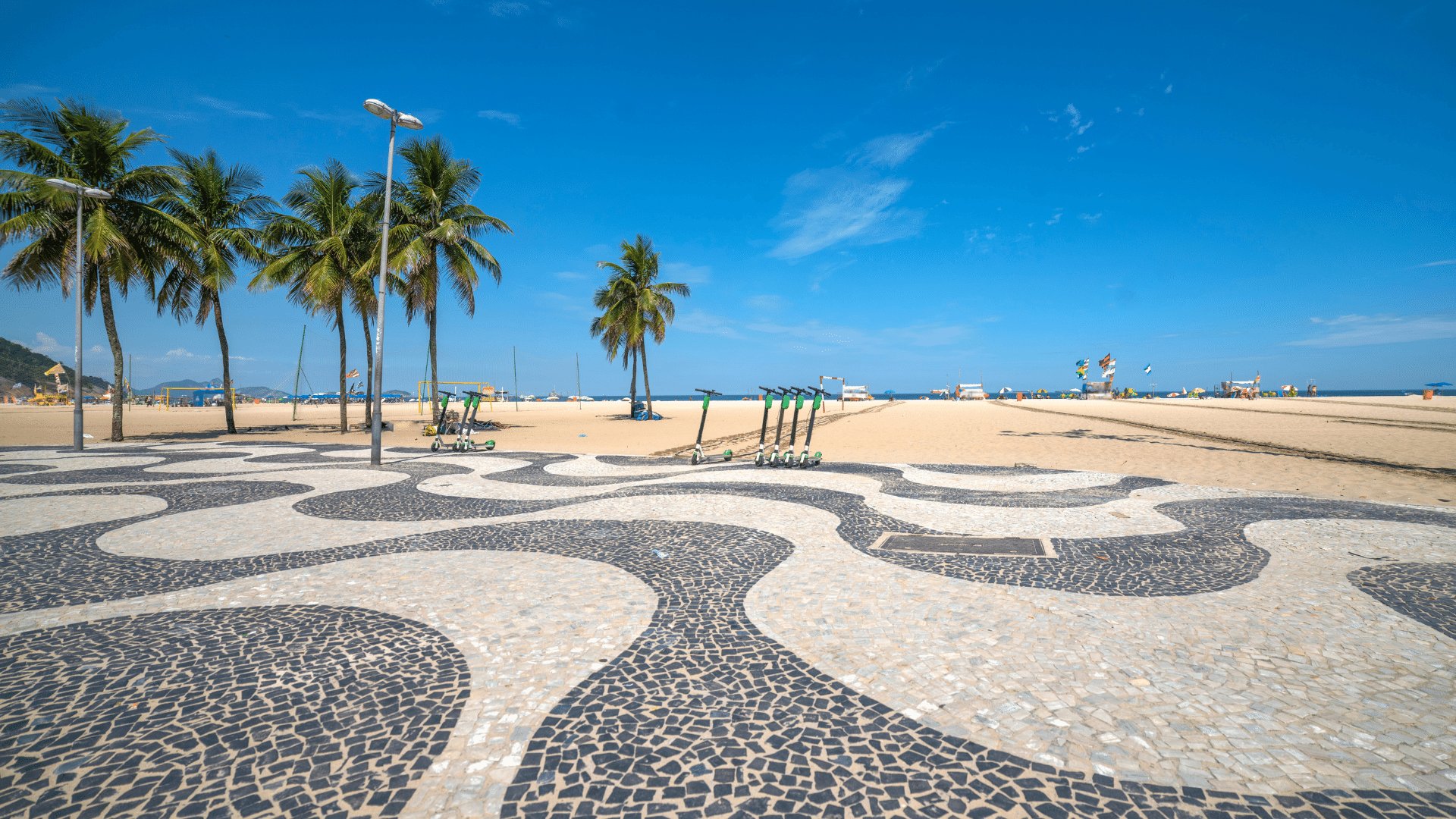 Vista da calçada e da praia de Copacabana