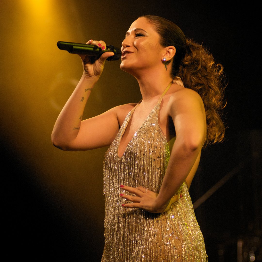Imagem da cantora Maria Rita cantando durante a virada cultural