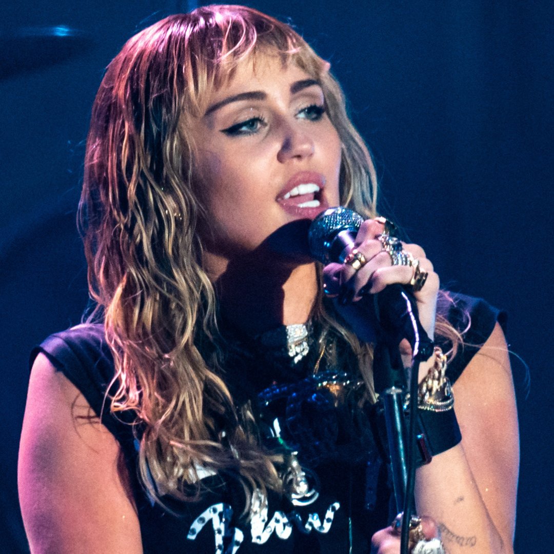 Imagem da cantora e atriz Miley Cyrus cantando em um show