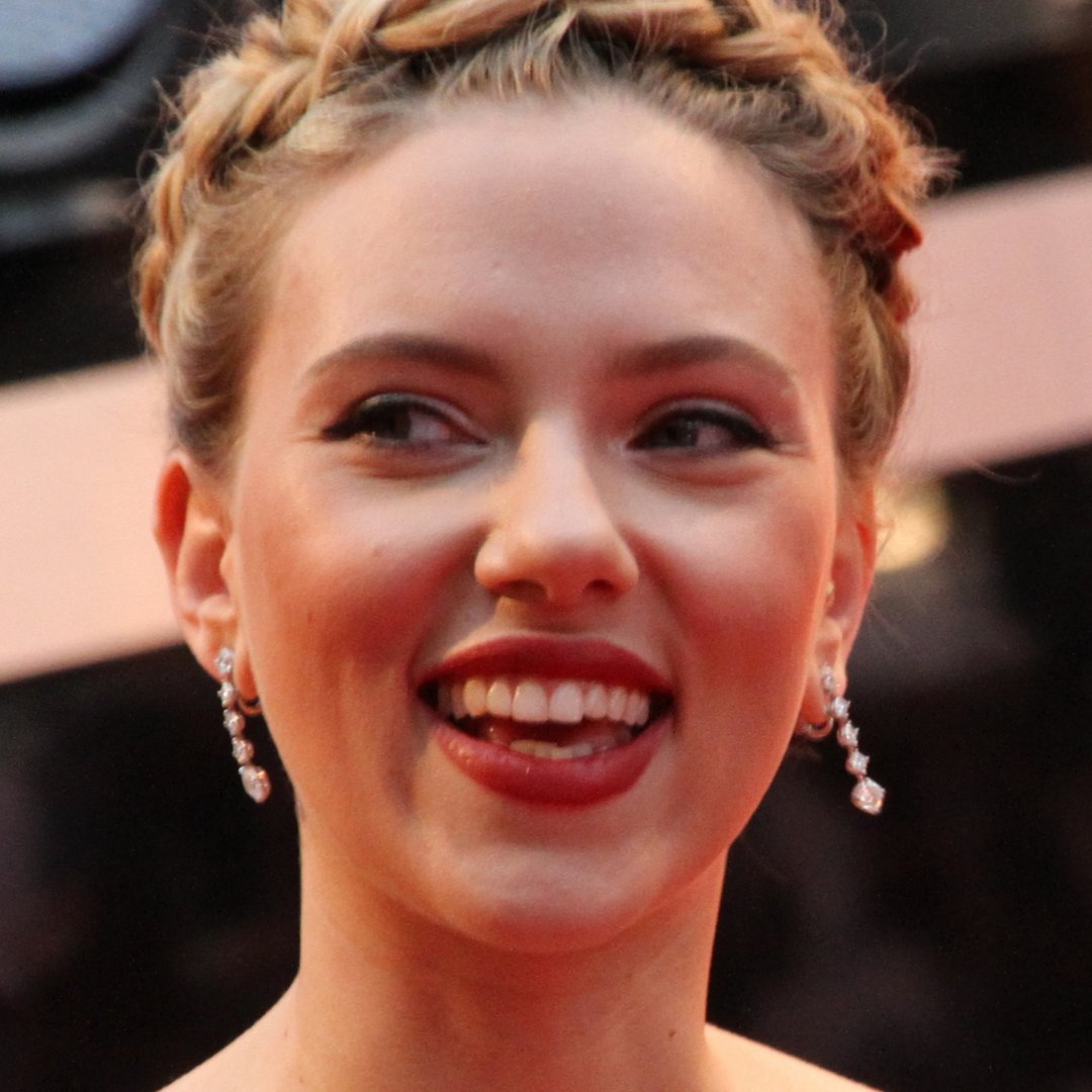 Imagem da atriz Scarlett Johansson sorrindo
