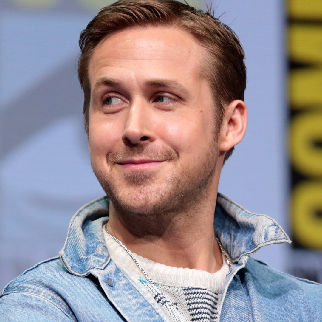 Imagem do ator Ryan Gosling olhando para o lado em um evento