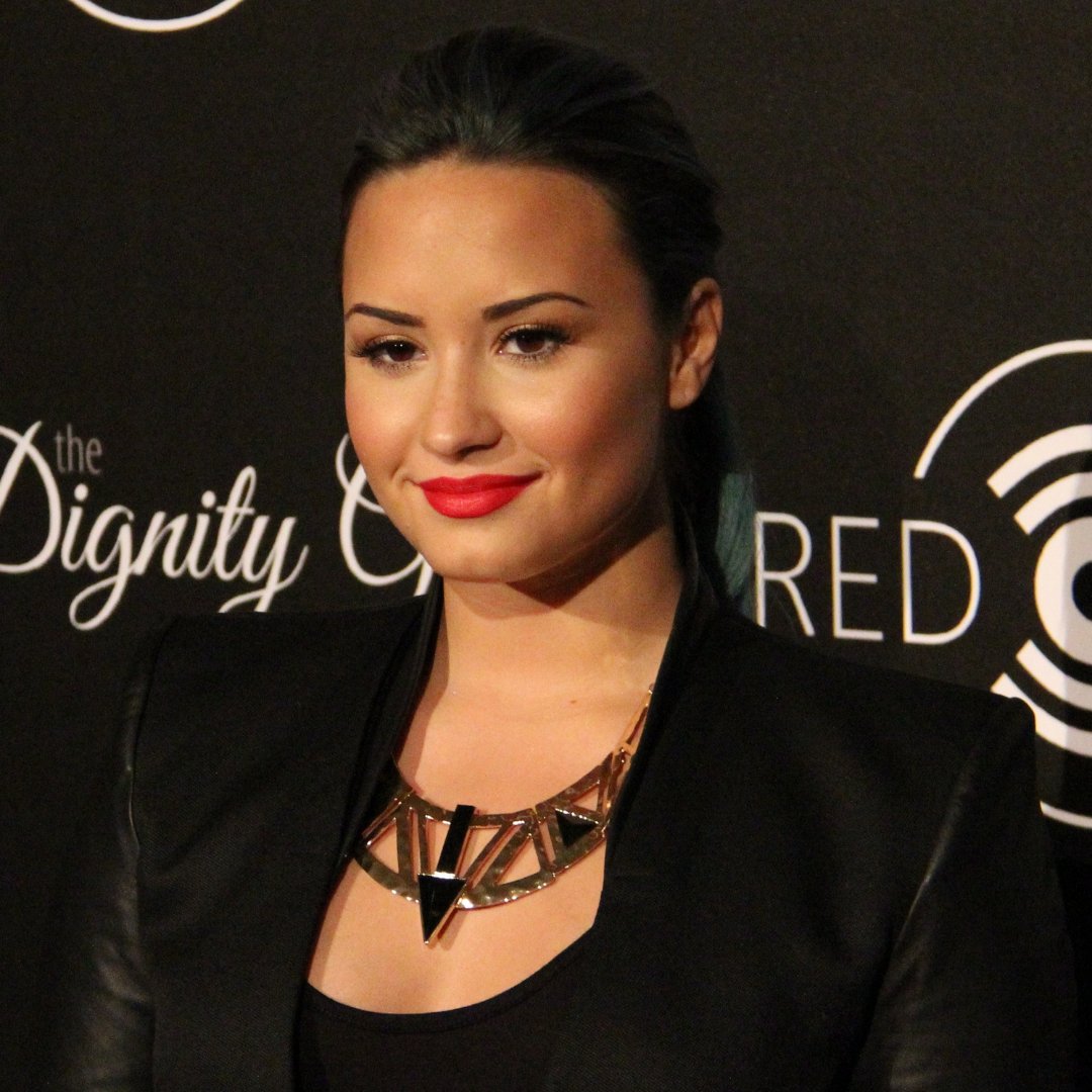 Imagem da cantora e atriz Demi Lovato em um evento