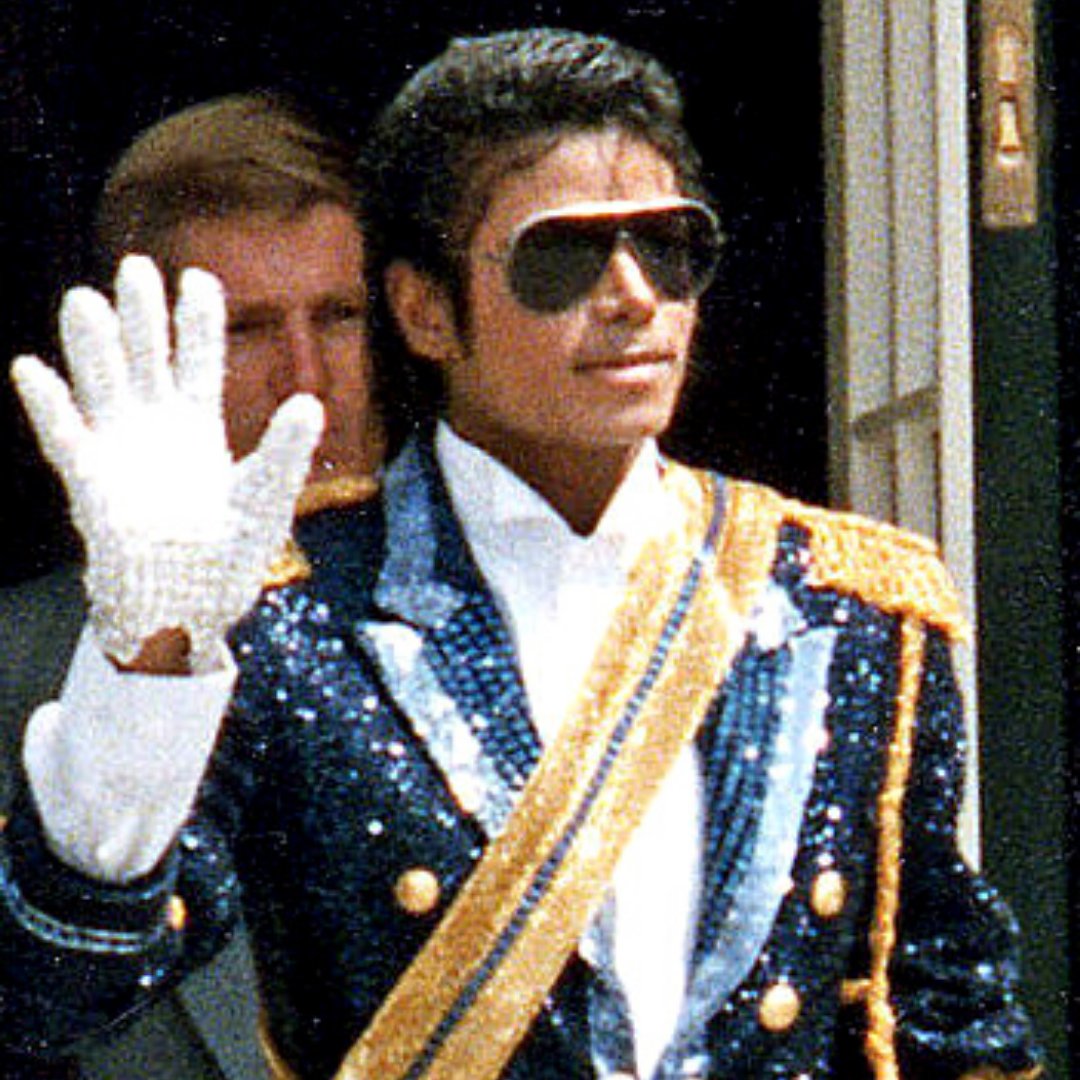 Imagem do cantor e coreógrafo Michael Jackson acenando para as pessoas