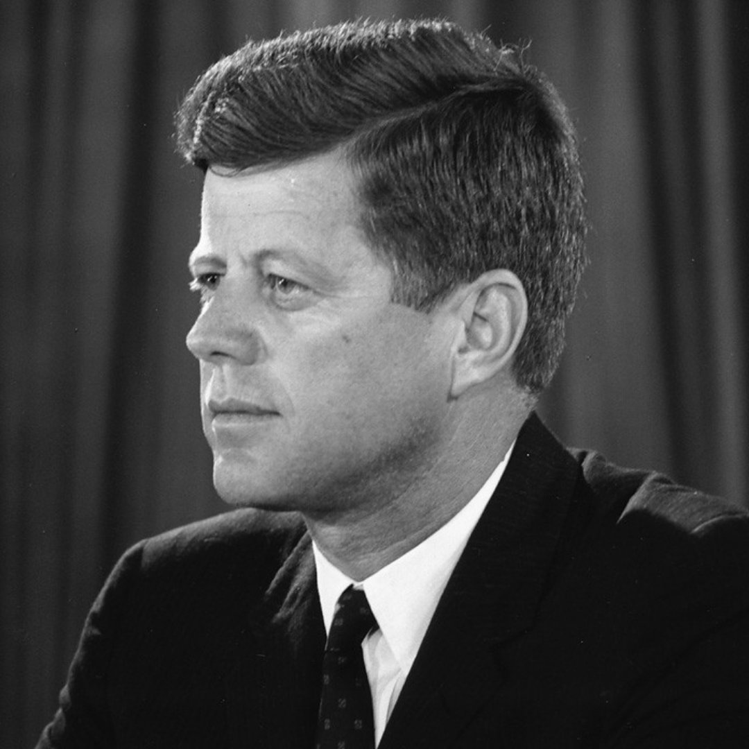 Imagem em preto e branco do político John F. Kennedy