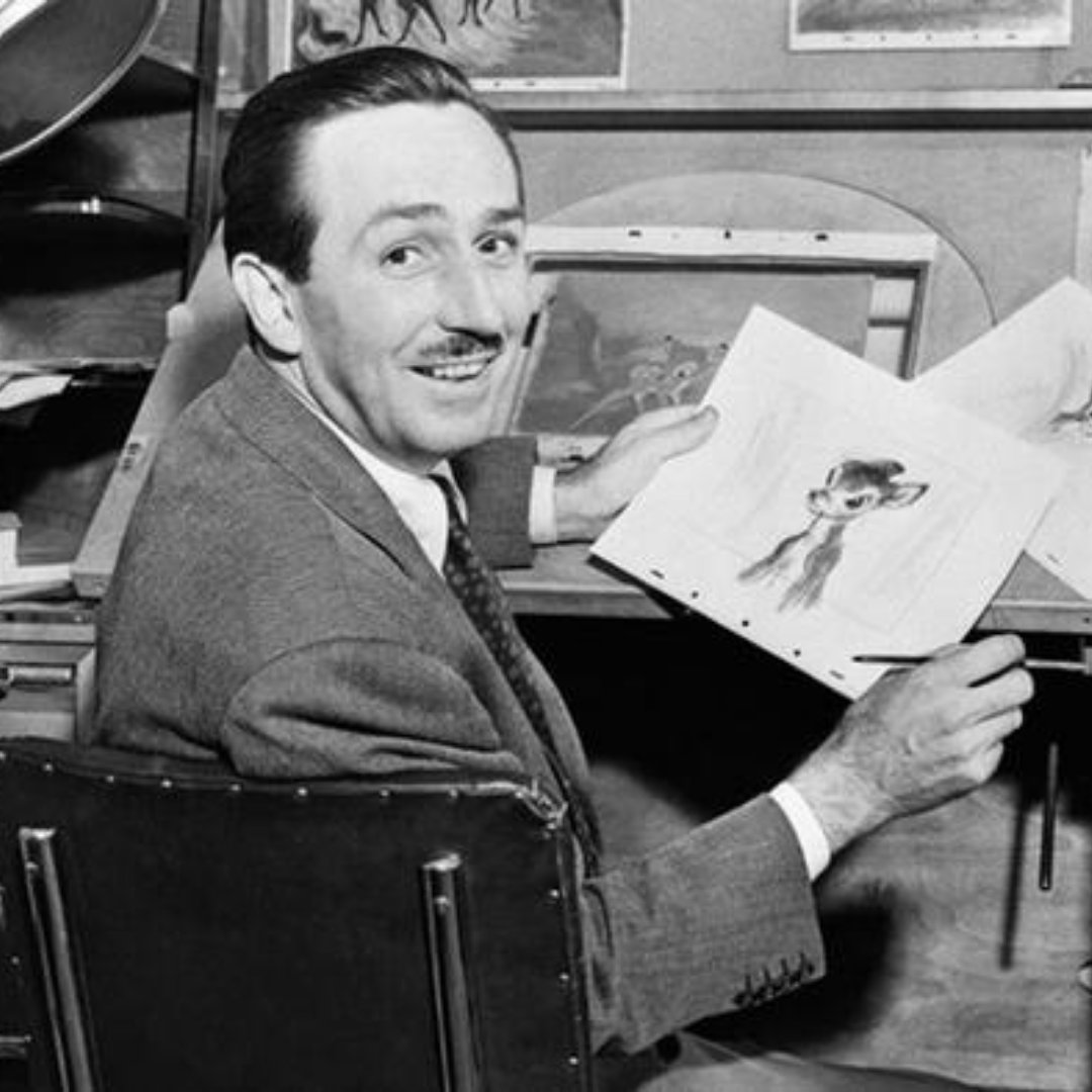 Imagem em preto e branco do desenhista e produtor Walt Disney