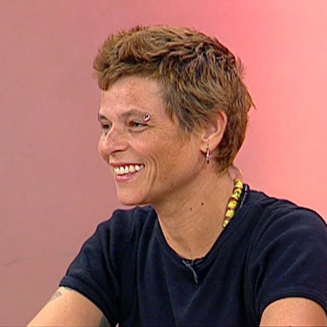 Imagem da cantora e compositora Cássia Eller durante entrevista