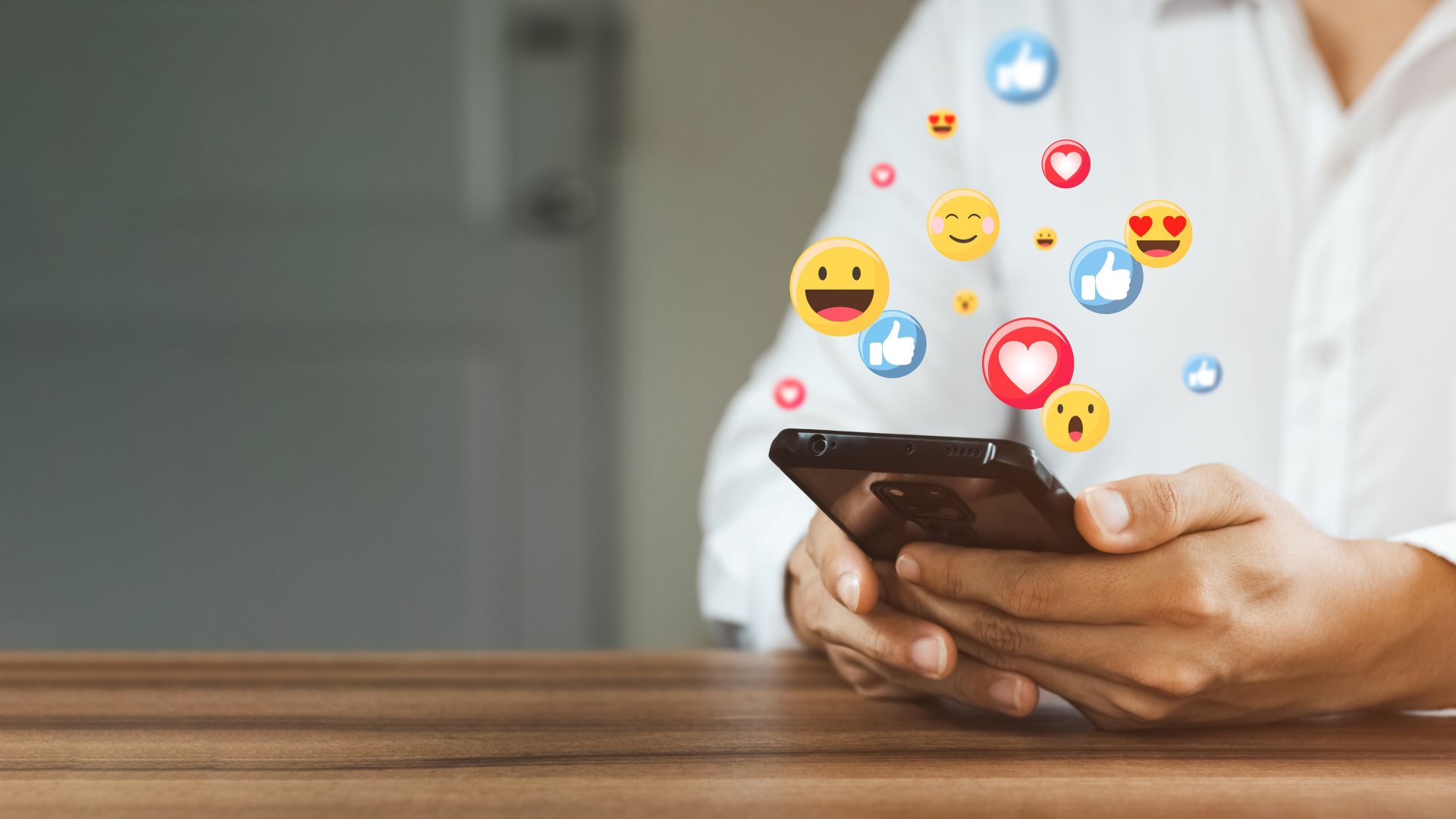Ilustração de um celular com os ícones de aplicativos ao redor