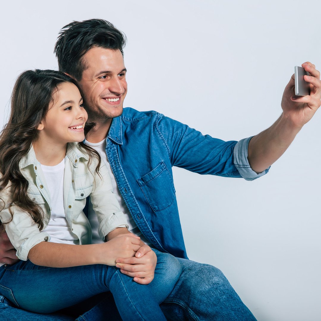 Homem e menina tirando selfie