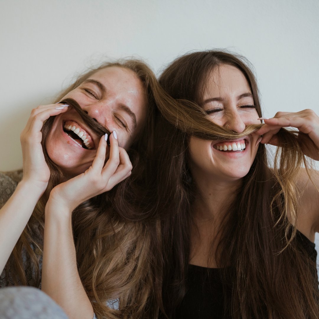 Duas mulheres dando risada