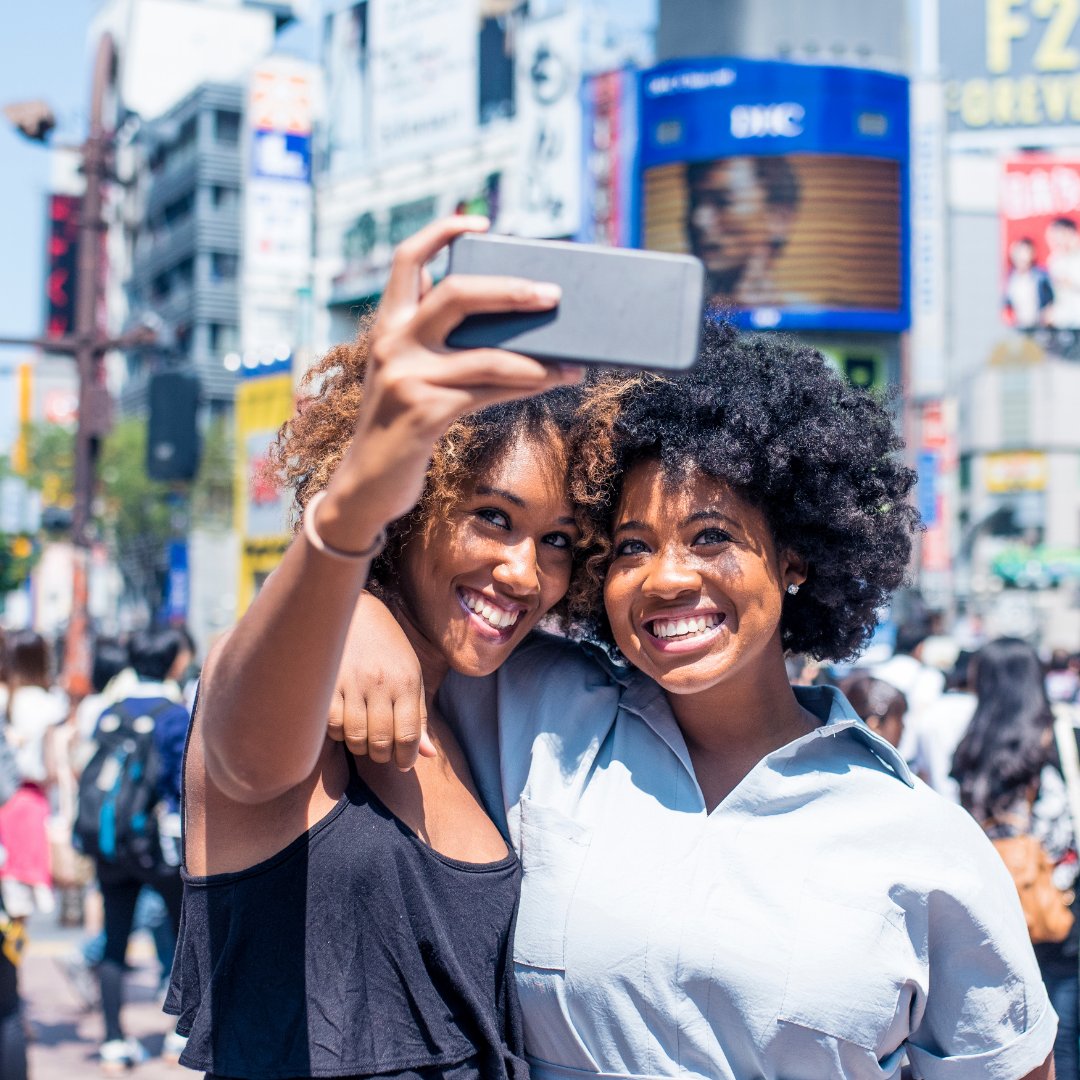 Duas mulheres tirando uma selfie na cidade