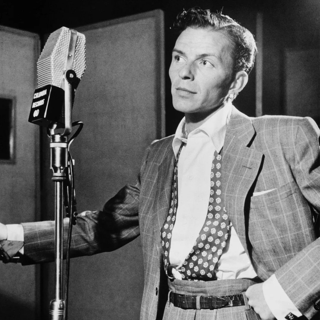 Imagem do cantor Frank Sinatra em um estúdio