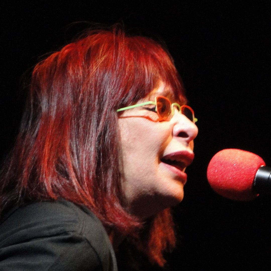 Imagem da cantora Rita Lee cantando em um show
